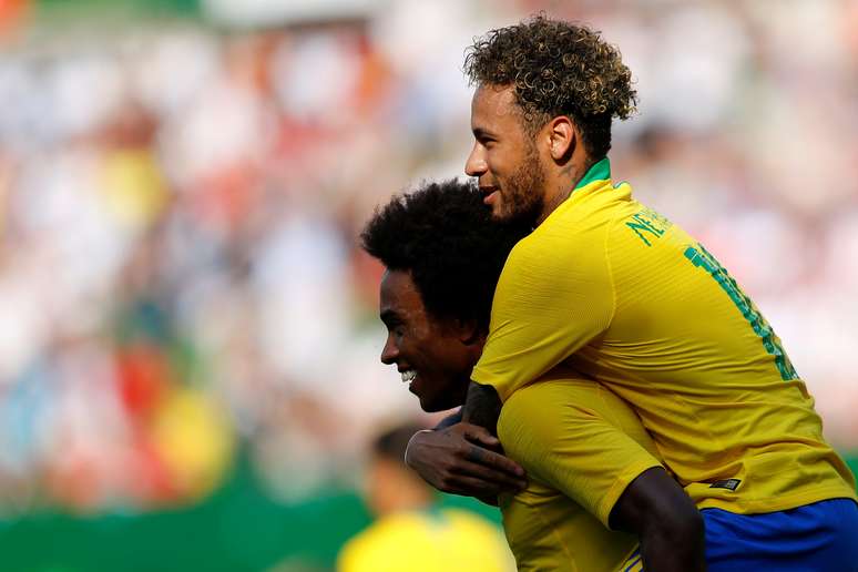 Neymar e Willian festejam mais uma boa atuação sob o comando de Tite