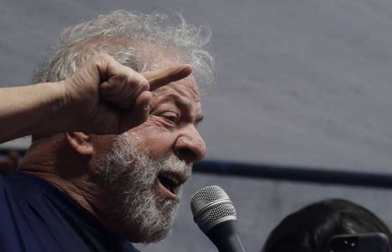 Em carta, ex-presidente Lula disse em carta lida durante um Congresso de Prefeitos realizado em Santa Catarina, que o teto dos gastos irá "inviabilizar" a gestão não apenas do governo federal, mas também dos municípios