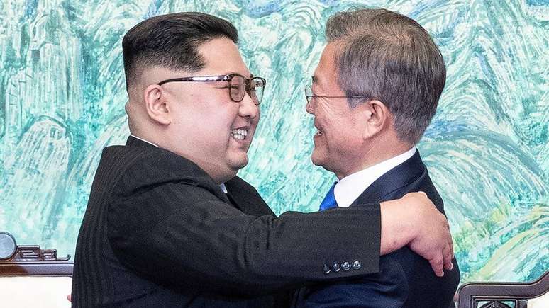 Kim Jong-un e o líder sul-coreano Moon Jae-in se comprometeram a acabar com as hostilidades