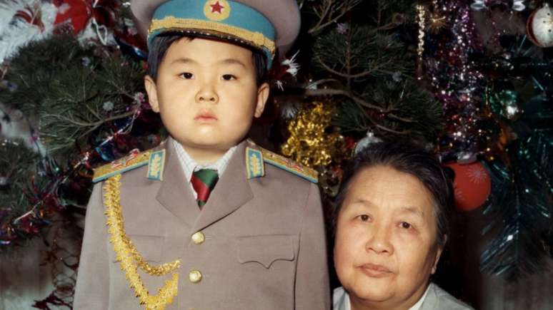 Kim Jong-nam era mais velho que Jong-un, mas se desentendeu com o pai; acabou sendo expurgado e morreu envenenado