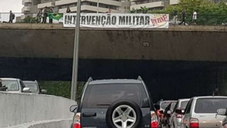 Um movimento de extrema direita que pede intervenção militar ganhou força nos últimos anos. Etchegoyen diz que não há hipótese de isso ocorrer.