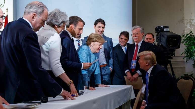líderes do G7 reunidos, em momento aparentemente mais descontraído, em que estão sorridentes