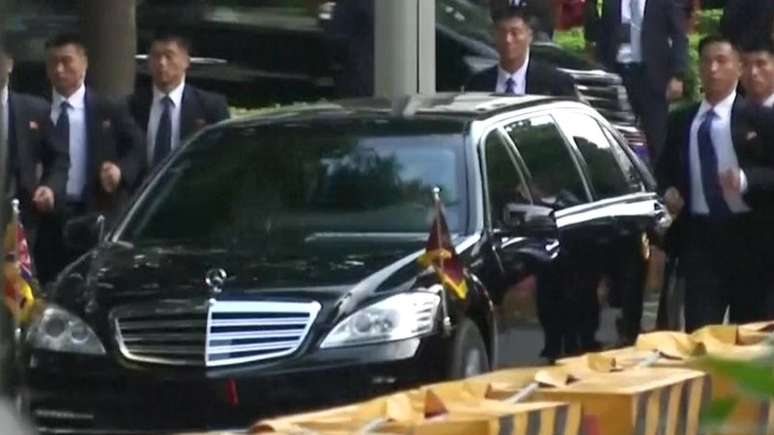 Seguranças escoltam carro de Kim Jong-un em Cingapura