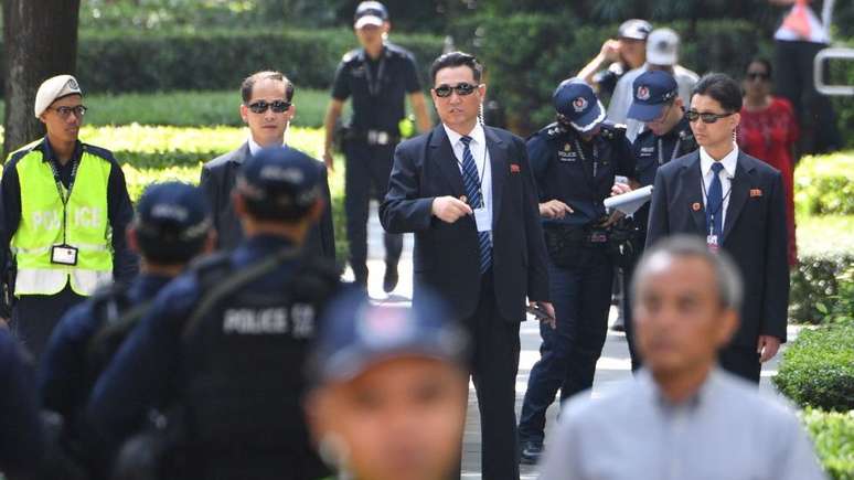 Seguranças norte-coreanos do lado de fora do hotel de Kim Jong-un, em Cingapura