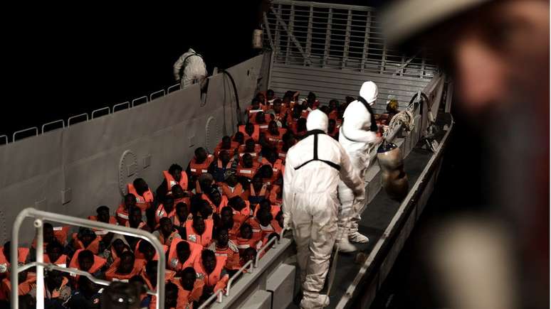 Destino de embarcação com imigrantes criou um impasse entre Itália e Malta