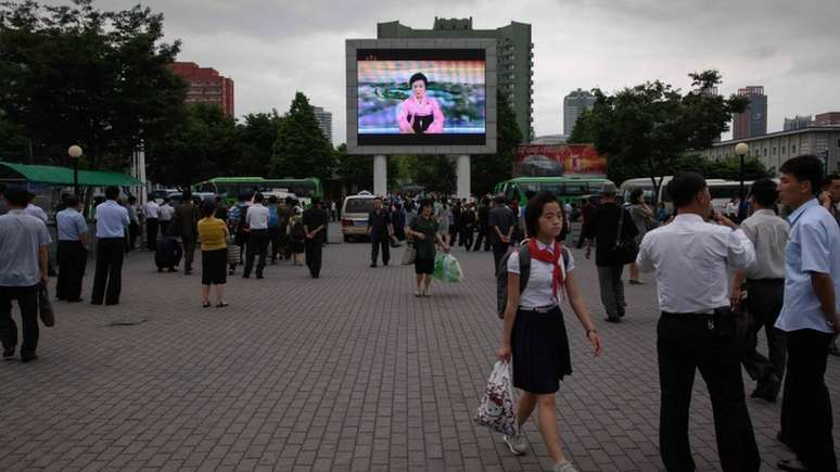 Telão em Pyongyang com noticiário; país tem um histórico de fome e isolamento