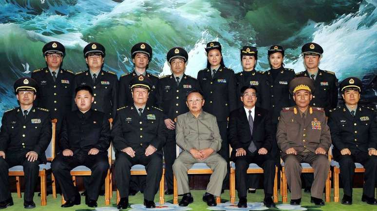 Kim Jong-il (centro) e Kim Jong-un com militares norte-coreanos em foto de 2010; filho era `muito com o pai`
