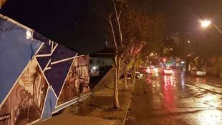 Em Caxias do Sul, a intensidade do vento foi tão forte que derrubou placas de sinalização, tapumes e destelhou residências