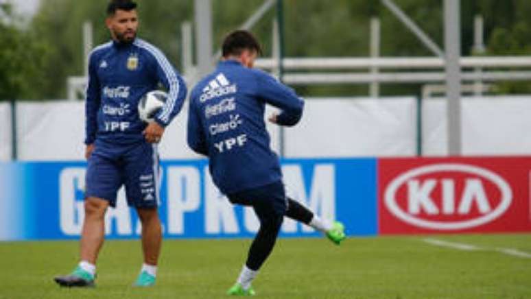 Agüero e Messi durante treino da Argentina desta segunda-feira.