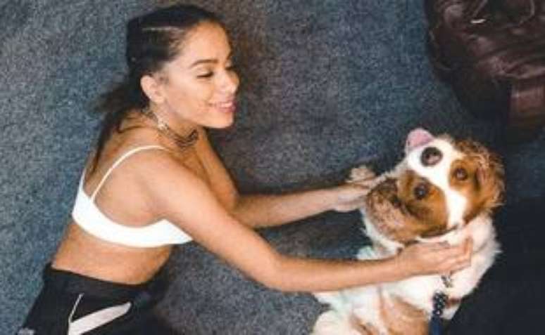 Anitta ao lado de seu cão.