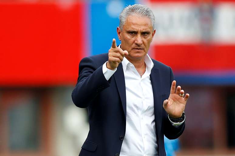 O técnico Tite, comandando a Seleção em jogo contra a Áustria