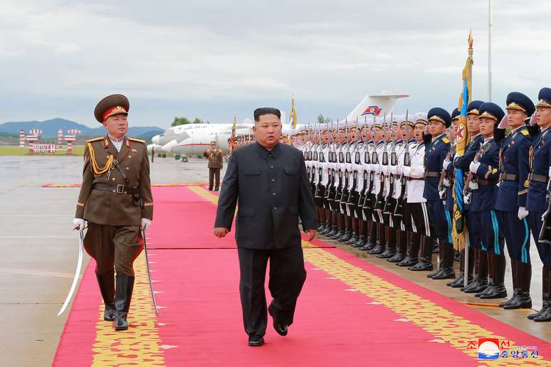 O líder norte-coreano, Kim Jong-un, em revista a guardas