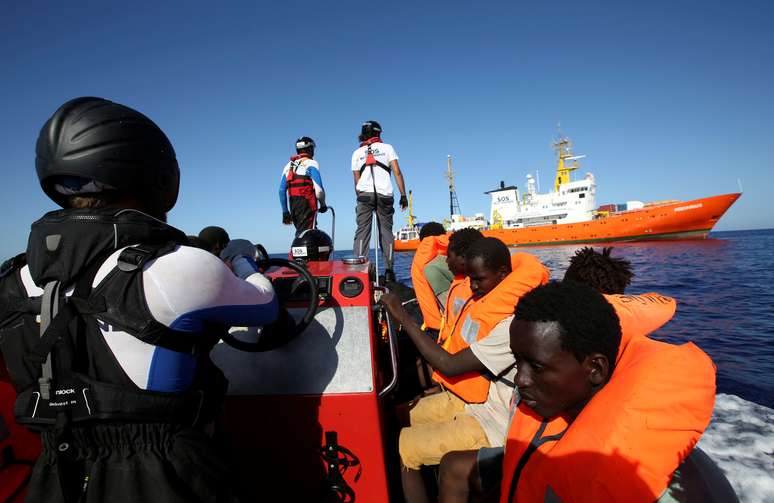 Imigrantes resgastados pela SOS Mediterranee 14/09/2017 REUTERS/Tony Gentile