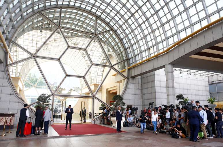 Mídia do lado de fora do hotel Ritz-Carlton para cobrir eventos da cúpula entre EUA e Coreia do Norte, em Cingapura 11/06/2018 REUTERS/Edgar Su