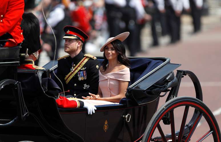 Pr&iacute;ncipe Harry e esposa, Meghan Markle, durante parada em Londres 09/06/2018 REUTERS/Peter Nicholls 