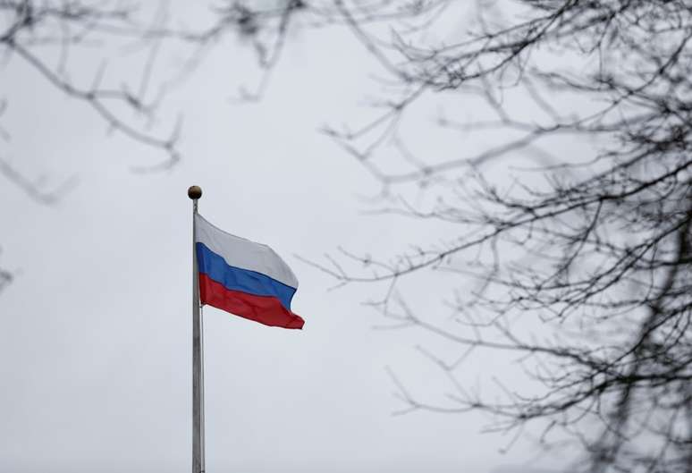 Bandeira da R&uacute;ssia &eacute; vista em consulado do pa&iacute;s em Washington, Estados Unidos 26/03/2018  REUTERS/Lindsey Wasson