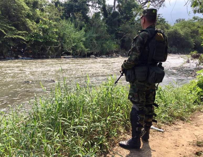 Soldado colombiano patrulha fronteira com Venezuelta em Cúcuta 9/2/2018 REUTERS/Javier Andres Rojas 