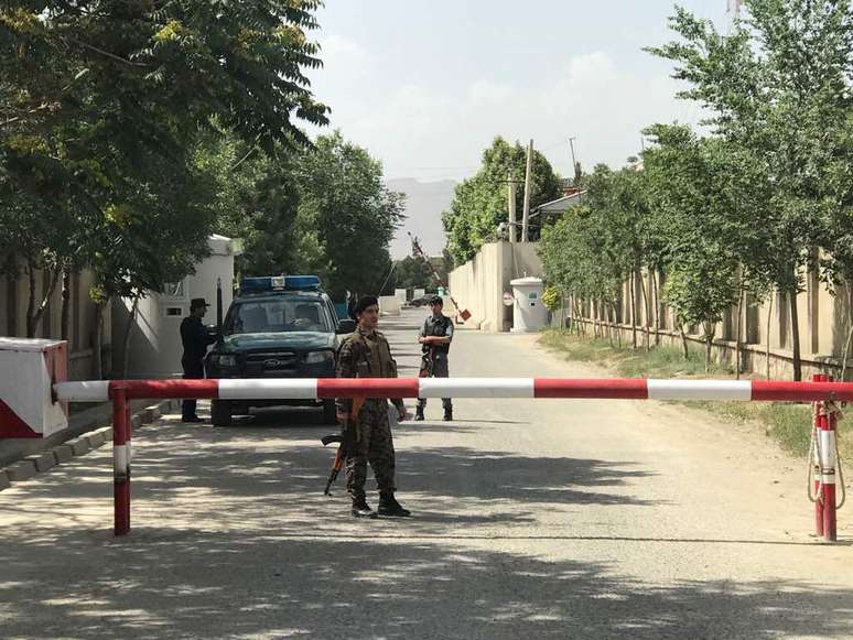 Polícia afegã fecha a rua onde ocorreu o atentado em Cabul
