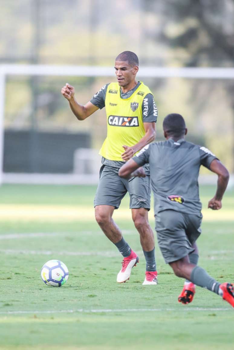Leonardo Silva lesiona coxa direita e fica fora do jogo contra o Ceará (Foto: Bruno Cantini / Atlético-MG)