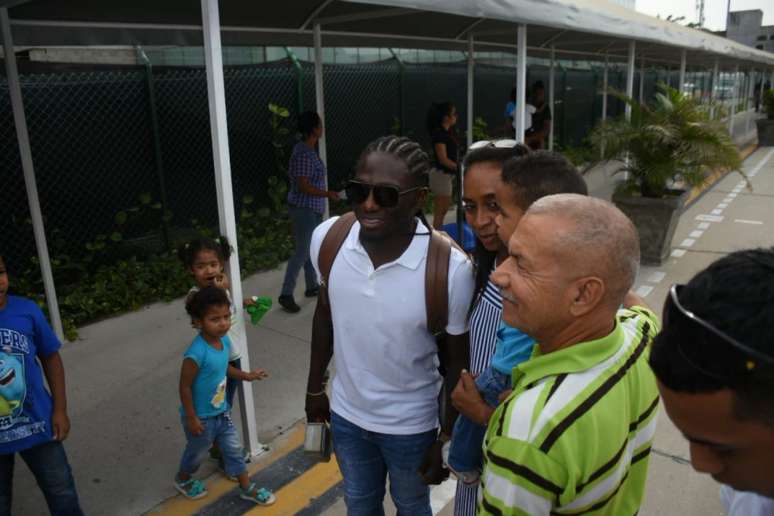 Yimmi Chará viaja para Belo Horizonte para firmar contrato com Atlético-MG (Foto: Reprodução / Twitter)