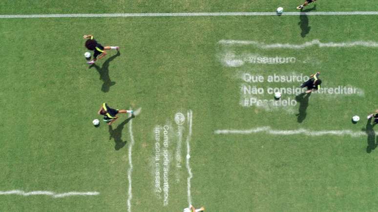 Jogadores treinam para apagar comentários sobre o 7 a 1 na última Copa do Mundo, no Brasil (Foto: Reprodução)