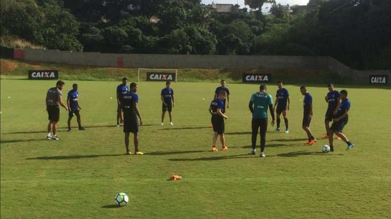 Alberto Valentim, à esquerda, comandou trabalho no Barradão (Twitter Botafogo)