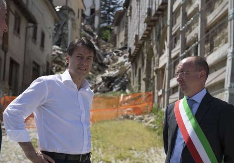 Giuseppe Conte com o prefeito interino de Amatrice, Stefano Petrucci