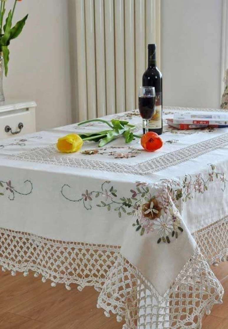14. Linda inspiração de bico de crochê para toalha de mesa super delicada com bordados