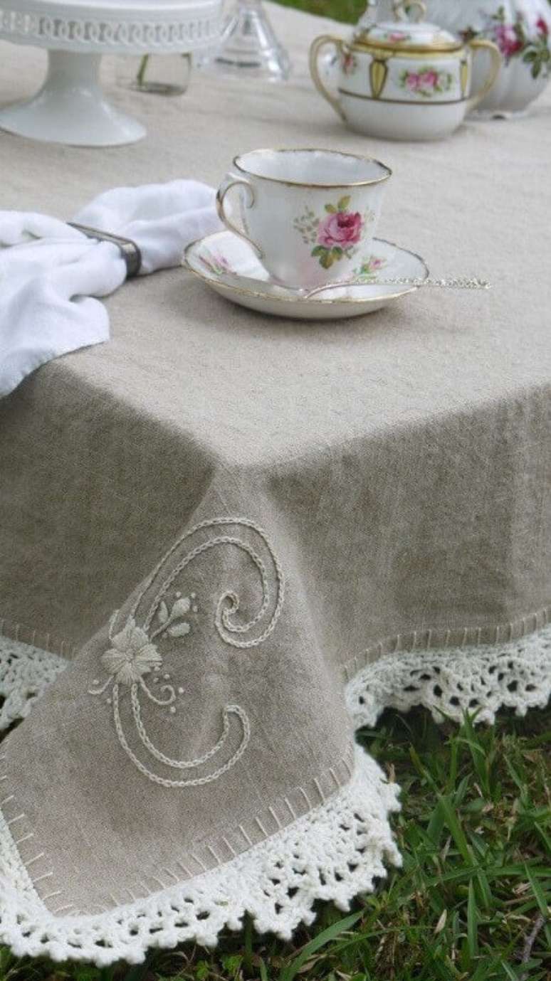 15. Alguns modelos de bico de crochê para toalha de mesa podem deixá-la ainda mais bonita e delicada