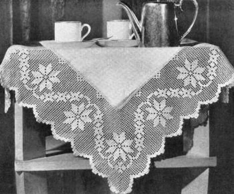 17. Bico de crochê para toalha de mesa com pontos delicados
