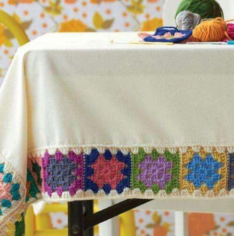 13. Modelo colorido de bico de crochê para toalha de mesa