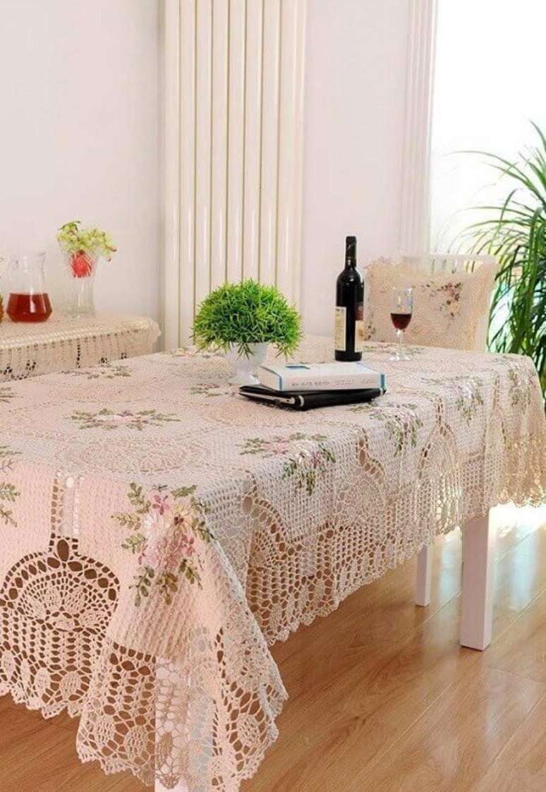 20. Linda e delicada toalha de mesa de crochê com  estampa de flores