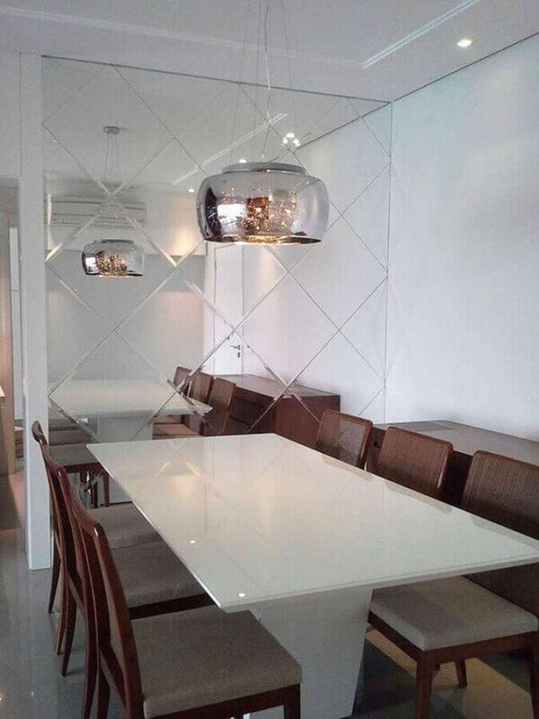 Decoração para sala de jantar com espelho bisote e pendente prata