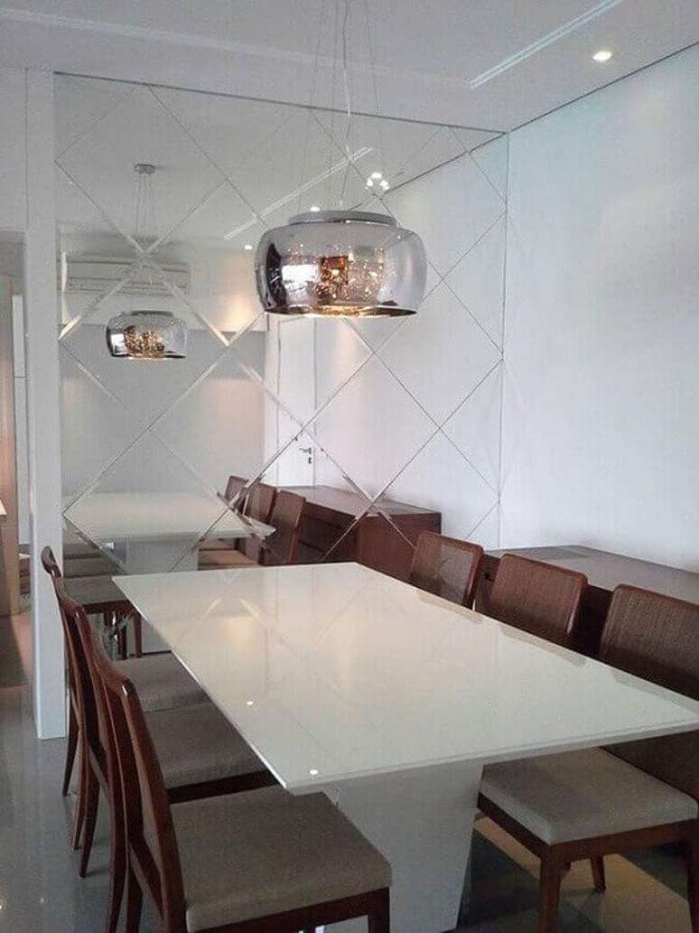 Decora&ccedil;&atilde;o para sala de jantar com espelho bisote e pendente prata