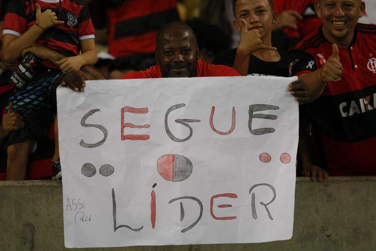 Placa de &#034;Segue o Líder&#034; nas mãos de um dos 60 mil torcedores flamenguistas no Maracanã contra o Paraná