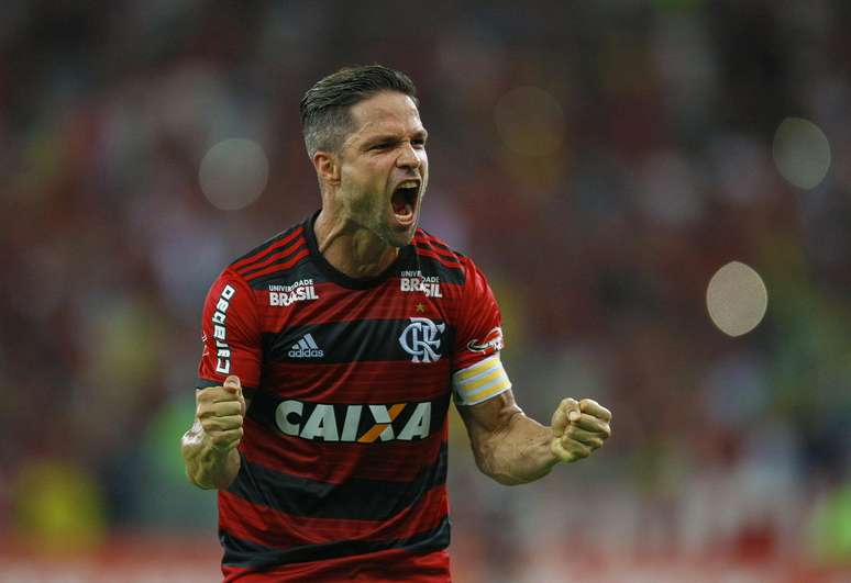 O meio-campo do Flamengo, Diego, comemora o primeiro gol do time rubro-negro contra o Paran&aacute; no Maracan&atilde;