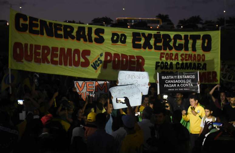 Manifestantes pedem intervenção militar durante ato na Esplanada dos Ministérios, em Brasília, no dia 28 de maio