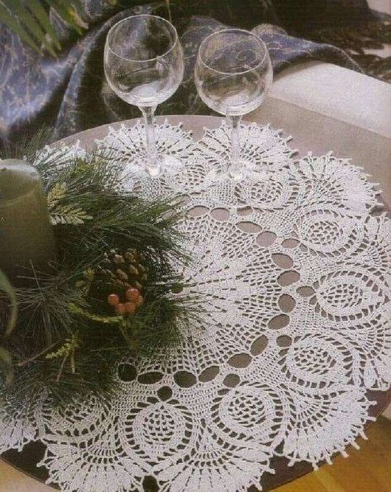 26. A toalha de mesa em crochê pode trazer mais charme a sua decoração