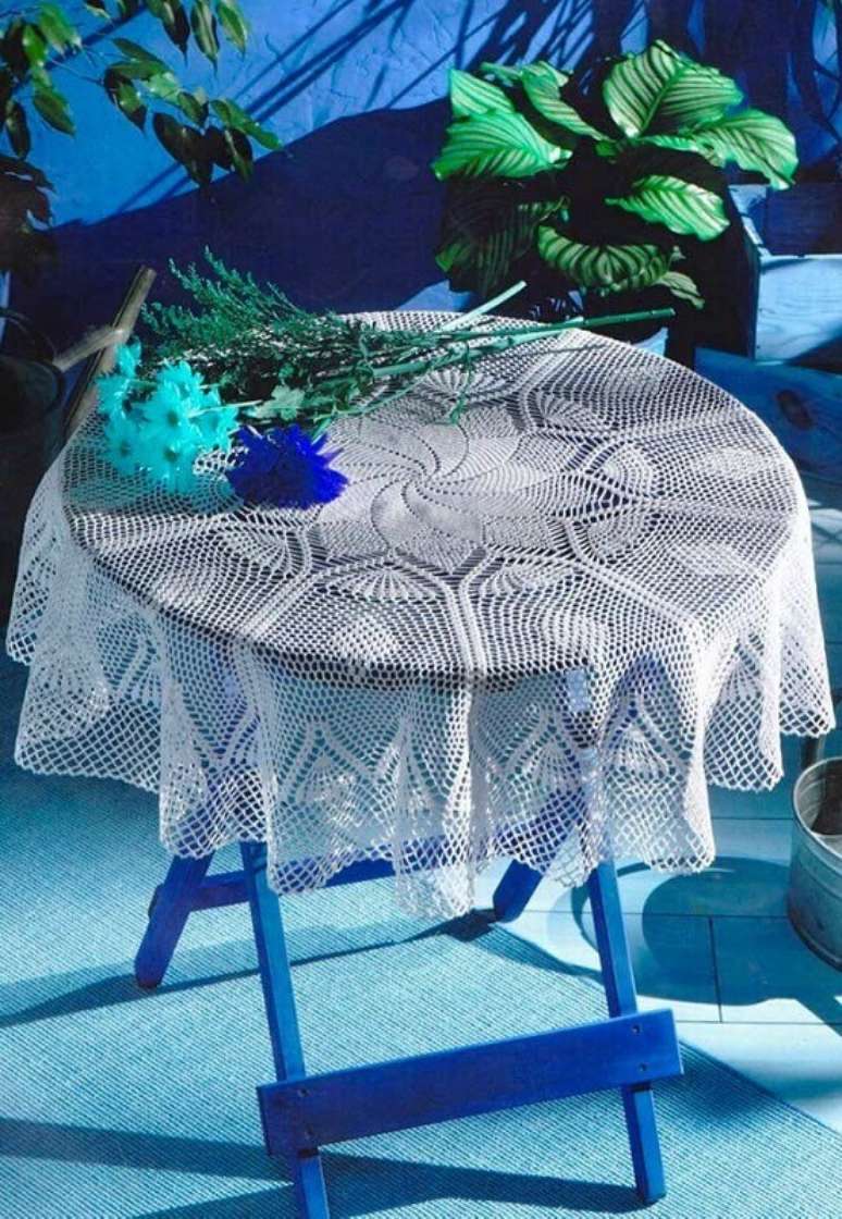 7. Modelo de toalha de mesa redonda de crochê