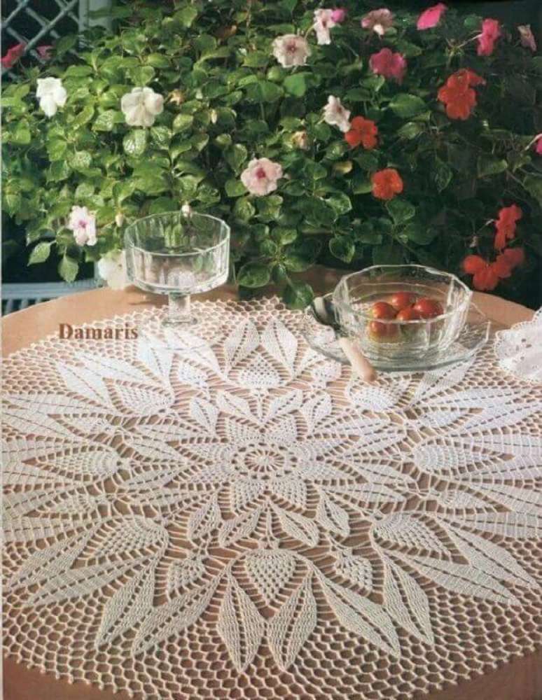 30. A toalha de mesa em crochê pode ser utilizada para cobrir apenas o tampo da mesa