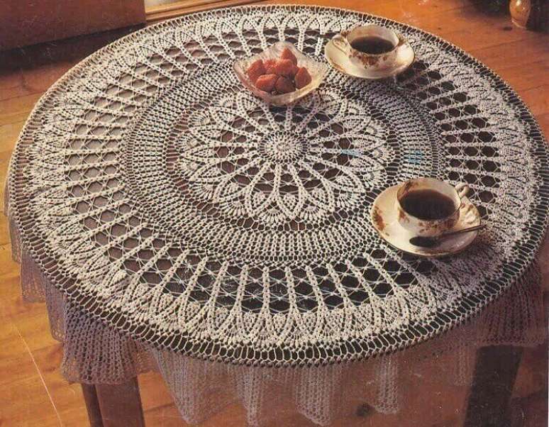 8. Modelo delicado de toalha de mesa redonda de crochê