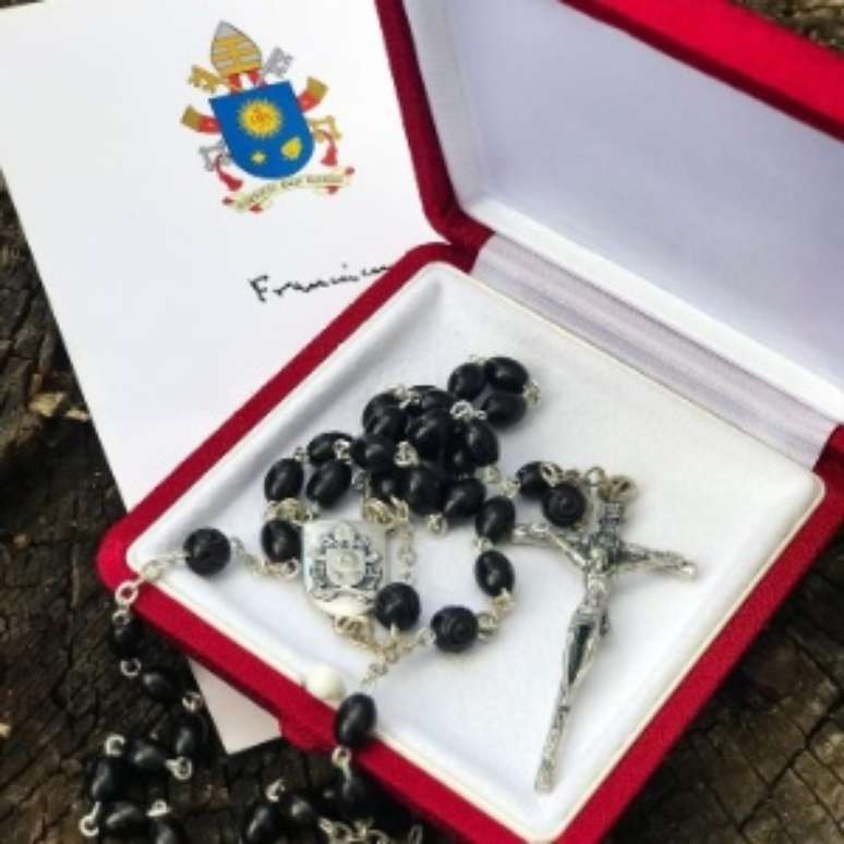 Rosário que teria sido enviado pelo Papa Francisco