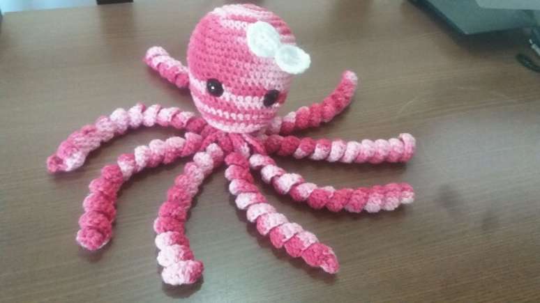 35 &ndash; Polvo de croch&ecirc; com fio mesclado branco e rosa.