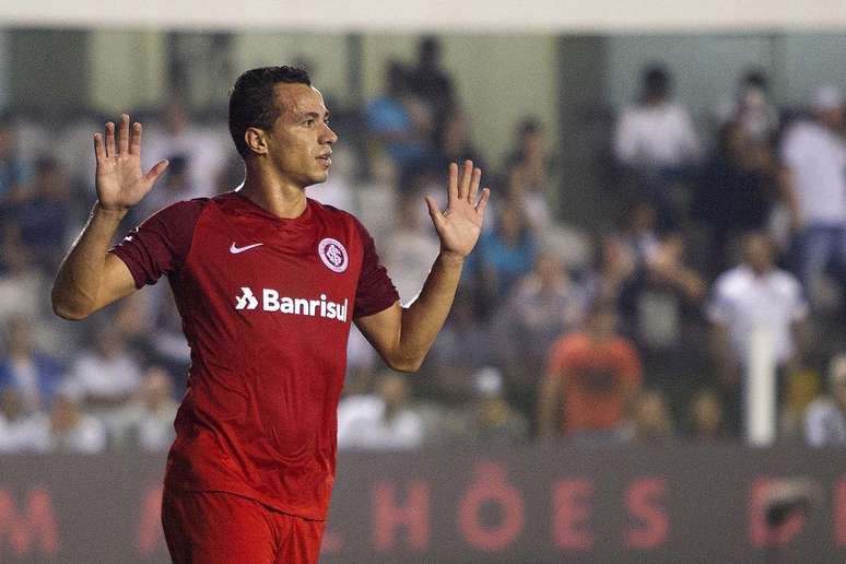 Leandro Damião não quis comemorar o gol que fez contra o seu ex-time, o Santos, na Vila Belmiro