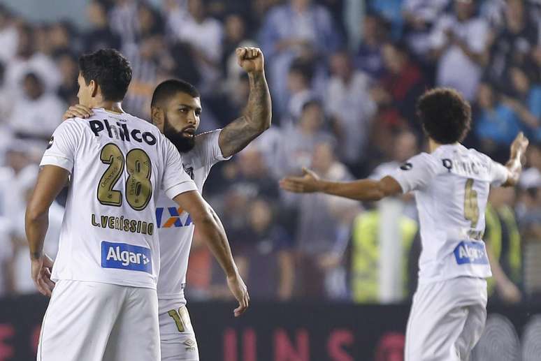 Atacante do Santos, Gabriel, comemora o seu gol de pênalti contra o Internacional na Vila Belmiro