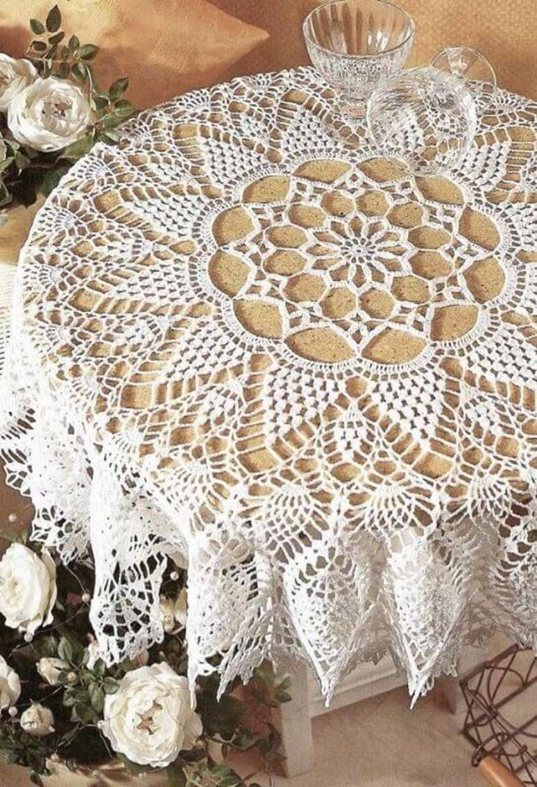 9. O acabamento no barrado da toalha de mesa redonda de crochê deixa o movimento mais bonito e delicado