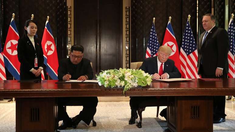 Após quase cinco horas de um encontro histórico nesta terça-feira, em Cingapura, o presidente dos Estados Unidos, Donald Trump, e o líder da Coreia do Norte, Kim Jong-un, assinaram um documento no qual acordam