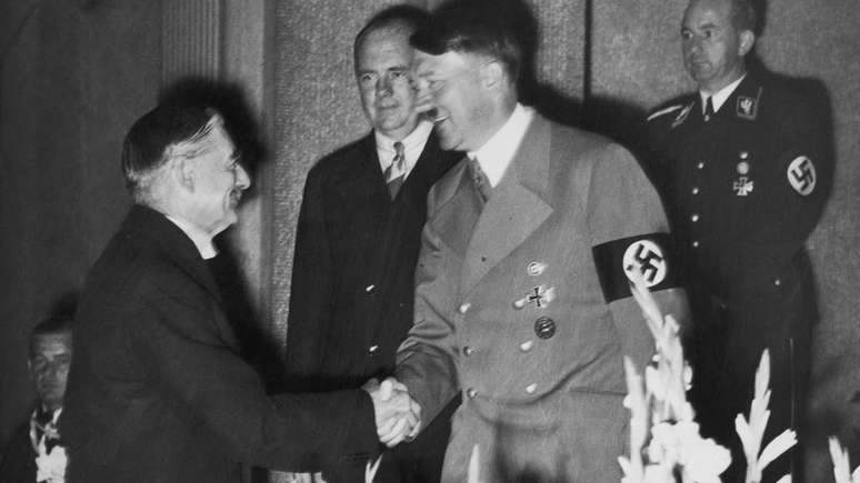 Neville Chamberlain cumprimenta Adolf Hitler; brit&acirc;nico achou que daria paz &agrave; Europa, mas n&atilde;o poderia estar mais enganado