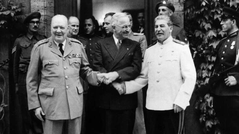Winston Churchill, Harry Truman e Joseph St&aacute;lin fizeram aperto triplo de m&atilde;o enquanto redefiniam as fronteiras da Europa