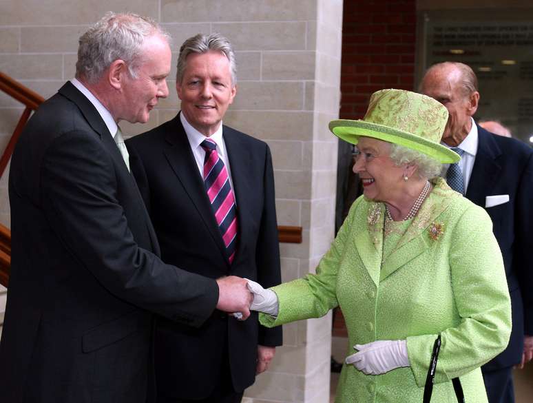 Martin McGuinness cumprimenta a rainha Elizabeth 2&ordf;, em encontro que 'definiu nova rela&ccedil;&atilde;o' entre Reino Unido e Irlanda do Norte